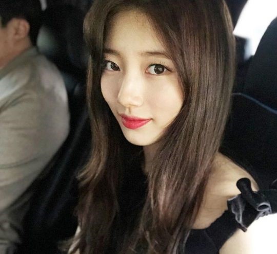 Singer and actor Bae Suzy showed off her elegant and alluring beautiful looks.Bae Suzy posted several photos on her instagram on the 26th. In the photo, she is wearing a black dress and wearing a T-ara.In particular, the elegant and alluring beautiful looks capture the attention of the viewers. Meanwhile, Bae Suzy is reviewing his next mini album Faces of Love after finishing his second mini album Faces of Love./ Bae Suzy Instagram