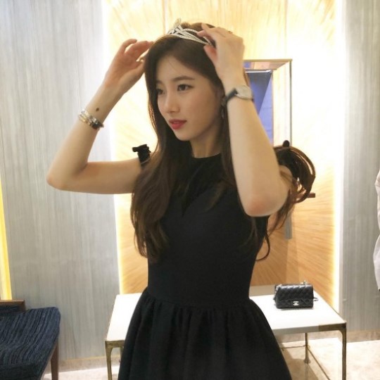 Singer and actor Bae Suzy showed off her elegant and alluring beautiful looks.Bae Suzy posted several photos on her instagram on the 26th. In the photo, she is wearing a black dress and wearing a T-ara.In particular, the elegant and alluring beautiful looks capture the attention of the viewers. Meanwhile, Bae Suzy is reviewing his next mini album Faces of Love after finishing his second mini album Faces of Love./ Bae Suzy Instagram