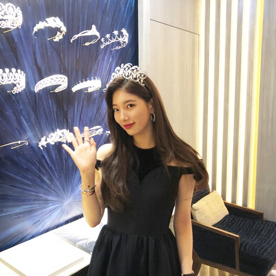 Singer and actor Bae Suzy showed off her elegant and alluring beautiful looks.Bae Suzy posted several photos on her instagram on the 26th. In the photo, she is wearing a black dress and wearing a T-ara.In particular, the elegant and alluring beautiful looks capture the attention of the viewers. Meanwhile, Bae Suzy is reviewing his next mini album Faces of Love after finishing his second mini album Faces of Love./ Bae Suzy Instagram