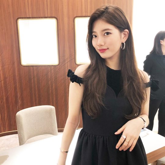 Singer and actor Bae Suzy showed off her elegant and alluring beautiful looks.Bae Suzy posted several photos on her instagram on the 26th. In the photo, she is wearing a black dress and wearing a T-ara.In particular, the elegant and alluring beautiful looks capture the attention of the viewers. Meanwhile, Bae Suzy is reviewing his next mini album Faces of Love after finishing his second mini album Faces of Love./ Bae Suzy Instagram