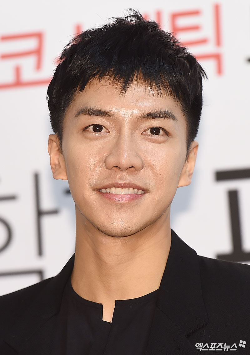 Actor Lee Seung-gi, who attended a Fan signing event of a global derma cosmetics brand held at the Dongdae Moon DDP in Lalabla (formerly Watsons) in Jung-gu, Seoul on the afternoon of the 27th,