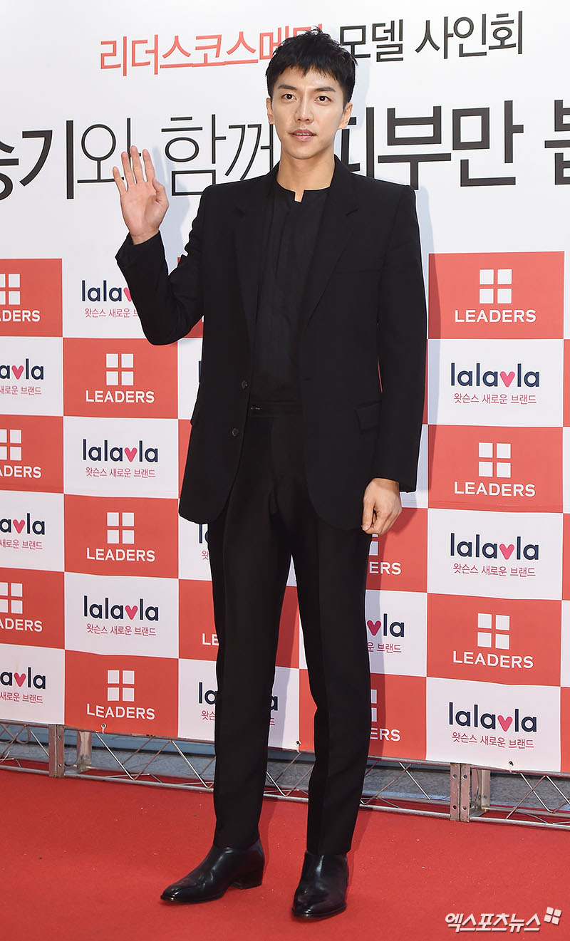 Actor Lee Seung-gi, who attended a Fan signing event of a global derma cosmetics brand held at the Dongdae Moon DDP in Lalabla (formerly Watsons) in Jung-gu, Seoul on the afternoon of the 27th,