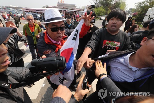 [남북정상회담] 회담 반대 보수단체  (파주=연합뉴스) 임병식 기자 = 27일 경기도 파주시 임진각에서 보수단체 회원들이 진보 단체회원들과 충돌하고 있다. 2018.4.27  andphotodo@yna.co.kr  (끝)