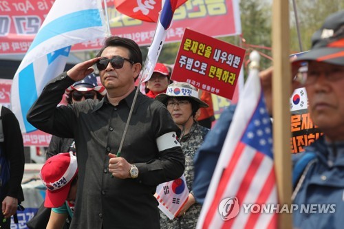 [남북정상회담] 임진각에서 열린 보수집회 (파주=연합뉴스) 임병식 기자 = 27일 경기도 파주시 임진각에서 보수단체가 집회를 열고 국민의례하고 있다.     andphotodo@yna.co.kr