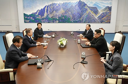 [남북정상회담] 오전 회담 마무리 (판문점=연합뉴스) 배재만 기자 = 문재인 대통령과 북한 김정은 국무위원장이 27일 판문점 평화의 집에서 열린 오전 남북정상회담에서 마무리 발언하고 있다.          scoop@yna.co.kr