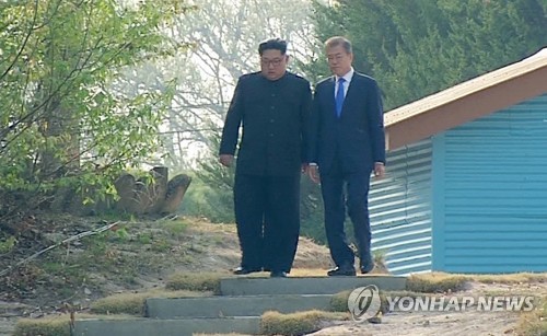 [ë¨ë¶ì ìíë´] ë¨ë¶ì ì ì°ì±ëí (ìì¸=ì°í©ë´ì¤) ë¬¸ì¬ì¸ ëíµë ¹ê³¼ ê¹ì ì ë¶í êµ­ë¬´ììì¥ì´ 27ì¼ ì¤í íë¬¸ì  êµ°ì¬ë¶ê³ì  ì¸ê·¼ìì ê¸°ëììë¥¼ ë§ì¹ ë¤ 'ëë³´ë¤ë¦¬'ë¡ ì´ëíë©° ëíë¥¼ íê³  ìë¤.2018.4.27 [ì°í©ë´ì¤ TV ì ê³µ]      photo@yna.co.kr