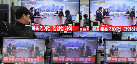 남북정상회담이 열린 27일 오전 서울 용산구 전자랜드 TV 판매 매장에 전시된 TV에 관련 뉴스가 보도되고 있다. [연합뉴스]