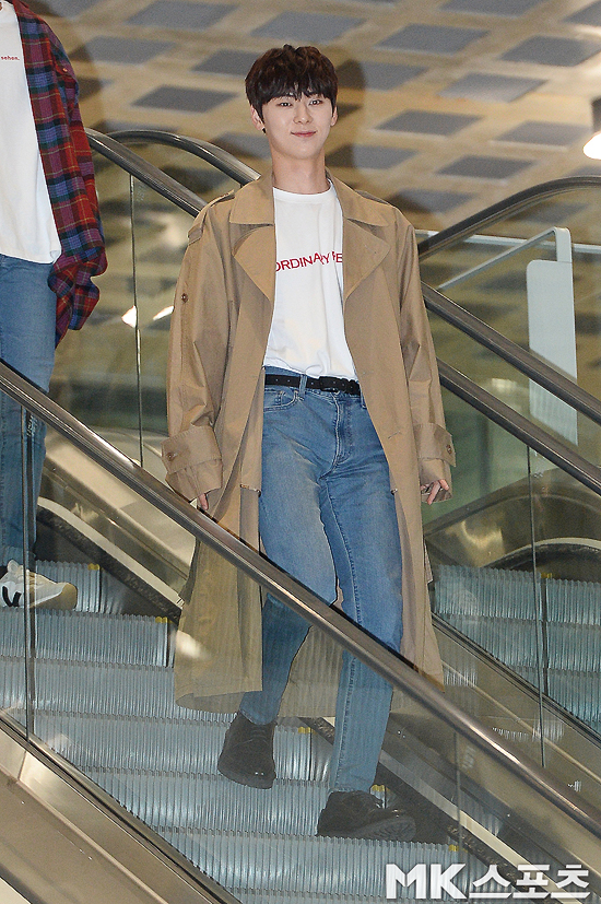 Wanna One Hwang Min-hyeun, a man who also goes well with Blue Jeans The Wanna One in JEJU Behind Screening with the group Wanna One was held at the new headquarters of AMOREPACIFIC in Yongsan-gu, Seoul on the 28th. The group Wanna One (Gang Daniel, Park Ji-hoon, Lee Dae-hwi, Kim Jae-hwan, Ong Sung-woo, Park Woo-jin, Ry Kwan-rin, Yun Ji-sung , Hwang Min-hun, Bae Jin-yeong, and Ha Sung-woon) member Hwang Min-hun are attending the event.