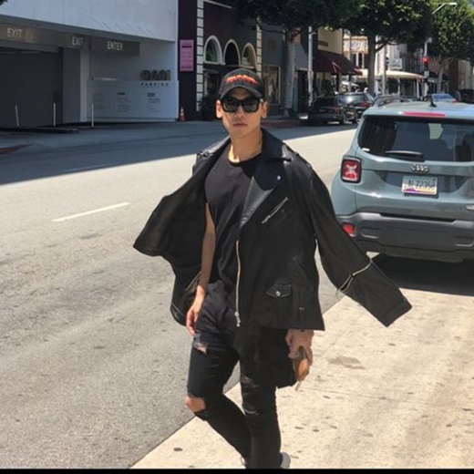 Singer and actor Rain (real name Rain) has been in Los Angeles for a while.Rain posted several photos on his Instagram account on Friday, featuring the phrase In LA... and a Charisma-infused image that can not be hidden even on the streets of LA.Rain married actor Kim Tae-hee in January last year, and gave birth to her daughter in October of that year; Rain appears in the JTBC gilt drama Sketch.