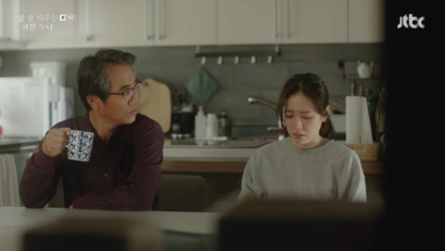 All the families learned of Son Ye-jin Jung Hae Ins secret love affair.It is noteworthy whether the two will be recognized by their families while Gil Hae-yeon knows the relationship between the two and catches the back. In the 9th episode of JTBCs Bob Good Sister (playplayplay by Kim Eun/directed Ahn Pan-seok), which was broadcast on April 27, Yoon Sang (played by Oh Man-seok) is tearful of his relationship with Seo Jun-hee (Jung Hae In). The image of Yoon Jin-ah (Son Ye-jin) was released.On this day, Yoon Jin-a poured tears into his eyes without being able to speak out in front of his father, and Yoon Sang, who already knew his relationship with Seo Jun-hee, asked his daughter, Where is Jun-hee? After that, Yun Jin-a met with Seo Jun-hee with swollen eyes.Seo Jun-hee laughed at Yun Jin-ah as if she were cute, and Yun Jin-ah said, Who is this? So Seo Jun-hee said, I was suffering.I did not have much eyes, he said. Why did you cry like a fool? Yoon Jin-a said, I tried not to cry, but I do not know. I do not know. Seo Jun-hee said, I will tell my sister, but Yun Jin-a said, I have to do it.I was in the race (the place of the place), but I shook my head. However, Seocheon had already learned about the relationship between the two people by looking at the sketch notes of Seo Jun-hee,Seocheon was buried in betrayal, and Yun Jin-a drank with Seocheon and told him, Do you two like each other?Or are you playing with Seo Jun-hee? asked Yun, who confessed, I like it more. I know that no excuse will work.But I cant live without you.We are angry, whether our brother and sister are tired or not, said Yoon Jin-a, What did I do so wrong?I do not hate it, but I like it, but I am guilty. I am sorry, but I have never stopped because I am your brother.To be honest, I did not have time to think about you. Seo Jun-hee also called Seocheon and said, I could not give up my sister.I was so happy that I jumped. I wanted to keep it next to me.  I am so sorry, but please understand only once. Eventually, too, Seocheon decided to admit some of their relationship.