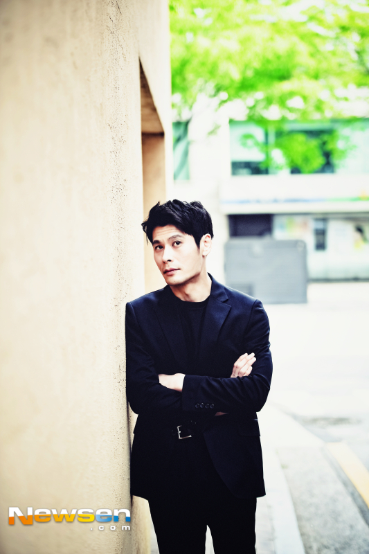 Actor Oh Ryeong thanked his partner Son Ye-jin for his couple breathing. Oh Ryeong has played actress Yoon Jin-ah (Son Ye-jin), a former male chauffeur of JTBCs gilt drama Bob-savoury Sister (played by Kim Eun/director Ahn Pan-seok).He is the one who tells his farewell first by cheating, and Yoon Jin-ah is stalking and kidnapping in a good way with his younger son Seo Jun-hee (Jung Hae In).Oh Ryeong, who became a national annoyance, said, Lee Kyu-min does not do things that can not be done in the drama.At first, I decided not to comment because I wanted to take a lot of insults, but I sent so many captures around me that I was forced to see the reactions.There is only one comment left in Memory, saying, Take Gae Gyu-min Gonjiam to Seung-ho (who gave me the honor).He also shared his impression of breathing with Son Ye-jin, who smiled the brightest of the interviews and said, I was so nervous. The first impression was the feeling of being a goddess.I was about the same age as Son Ye-jin, and Ye-jin made his debut early. It was my flowery idol.However, I was very nervous to have to do a couple act. Oh said, I did not have much experience, so I had prejudice.I was afraid that it would be difficult to get to the top female actor, but in reality he was too warm and good.I was anxious and struggling, so I made it easier for me to feel comfortable on the spot, and I gave myself the room to accept whatever I could do.I felt really grateful for the consideration, he said. The most memorable shooting is a scene where Son Ye-jin says its like a pain.It was my first film, which was a practical one. The director does not rehearse. I was burdened and prepared each version of the action from the ambassador.However, the bishop said, Lets go true, and I was so excited that I tried to get rid of it and immerse myself in the situation with Son Ye-jin.Its like a coveted parting, said Oh. It seems to be the right expression for the ambassador of Jang Yeon-yeon, Its not taste, its not taste, its not.There were many points in our work that we could understand everything in one word, not in many words, and when we read the script, we felt that it was thrilling to see such words everywhere. 