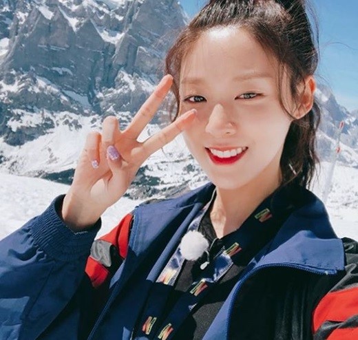 AOA Seolhyun shows off her Shining Beautiful looks at SwitzerlandSeolhyun smiles as she poses for her finger V against the backdrop of a snowy mountain on her Instagram account on Friday.Seolhyuns Shining Beautiful looks are impressive with long hair tied together.Seolhyun seems to be the Alps Jungpurau of Switzerland. Seolhyun left on the 26th to shoot packages in two European countries including JTBC package around the world - united and Paris and Switzerland Jungfrau for 5 nights and 7 days.So, he has been attracting attention by releasing photos taken during his trip through his SNS.