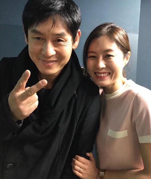 Sol Kyung-gu and Moon So-ri reunitedSol Kyung-gu Moon So-ri agency CJS Entertainment released a photo of Sol Kyung-gu Moon So-ri posing affectionately with the article First Love I met in 18 years on the official Instagram on the 28th.He then left a hashtag such as Peppermint Candy Youngho and Mr. Sun Lim, Two people who resemble somewhere, Stage greeting and 4K_ Please come to see a lot of re-opening.The film Peppermint Candy is the second feature film directed by Lee Chang-dong, who has been recognized at the worlds leading film festivals, including the selection of the first Korean film opening film (1999) by the Busan International Film Festival and the invitation of Cannes Film Festival Director Week.Peppermint Candy, a man who has reached the end of his life, is a film that proves what the real power of driving an individuals life through the trauma of Gwangju in May 80, which penetrates the 20-year life of Kim Young-ho, the main character of Sol Kyung-gu.On the 26th, 4K digital remastering version of the CJS Instagram