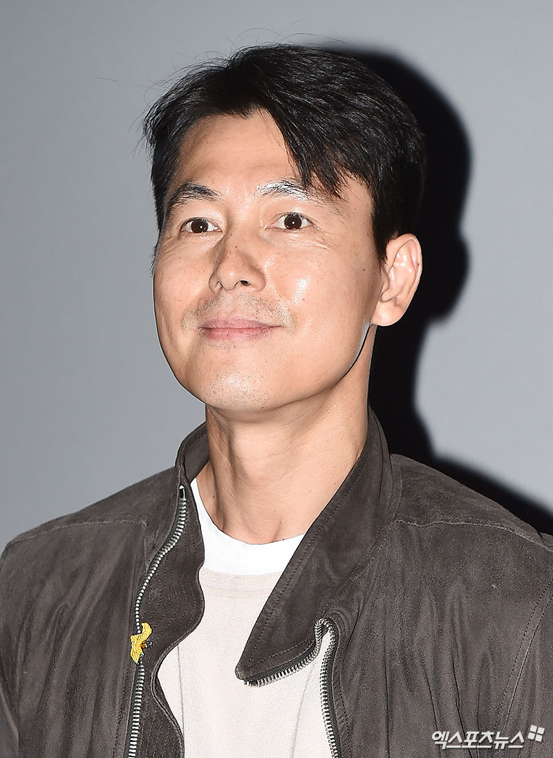Actor Jung Woo-sung, who attended the stage greetings ahead of the screening of the movie The Day, the Sea held at Lotte Cinema World Tower in Shincheon-dong, Seoul on the afternoon of the 28th