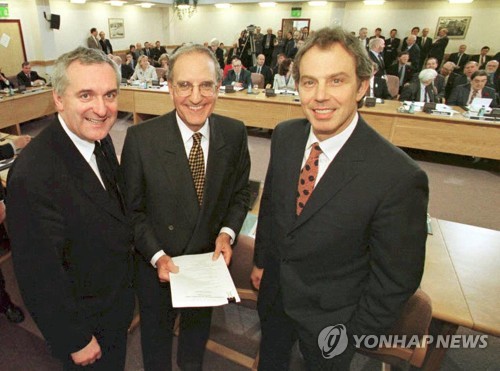 굿프라이데이협정 체결 당시 미첼 특사, 아언 총리, 블레어 총리(왼쪽부터) [AFP=연합뉴스]