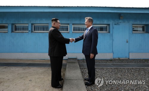 [남북정상회담] 군사분계선도 막지 못한 평화의 악수 (판문점=연합뉴스) 황광모 기자 = 문재인 대통령과 북한 김정은 국무위원장이 27일 경기 파주시 판문점 군사분계선을 사이에 두고 악수하고 있다. 2018.4.27   hkmpooh@yna.co.kr