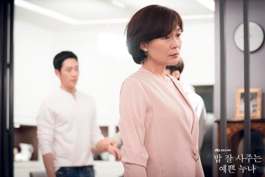 How do you devalue Son Ye-jin like this? [=Jeong Deok-hyun] JTBC gilt drama Something in the Rain finally started the hateful act of Kim Miyeon (Hae-yoen Gil).It was already announced from the time when Lee Gyu-min (Oh Ryeong), the ex-boyfriend of Yoon Jin-ah (Son Ye-jin), was taken as if he were a son-in-law.She had been a mother who had invited him to the house to see how much people she had not seen, to continue to come and do stalkers after the breakup, and even to invite him to the house to see the eerieness of putting the intimate photographs he had taken in a flower basket.Kim Miyeon was not seen by people, but by the background of the person, and thats why both parents and brothers were from Seoul National University and rich from a skeleton family.So, my mother who shows the end of this snob will not accept Seo Jun-hee (Jeong Hae-in).Seo Jun-hee, who has lived alone with her sister Seo Kyung-sun (So Ji-yeon) because of her father who died after her mother died.This snob mother hates the background of such a Seo Jun-hee. Of course, she pretends to take care of it as if it is a family on the outside.So when I know that my daughter and Seo Jun-hee are dating, I go to the race and say with a smile.I think they are doing well and they are doing well, he said to the contest, Jun-hee should still be tough and catch well.I talked with a smile, but it is not a race that I can not understand.Kim Miyeon, who has always been treated like a mother, can not say anything, and he quietly swallows tears alone.But Kim Miyeon, who came home with such a smile, reveals the snobbish inner world, saying, Where are you!Then he forced Yoon Jin-ah to face him, and in fact, from the perspective of viewers, he might not understand this mothers snobbishness.It is because it is considered a blessing if it is an elderly daughter and is loved by a healthy young man like Seo Jun-hee.However, when viewed through drama, the muscularity that is pointed is unexpectedly seen in real life because the snobbishness tends to be justified in the justification of for the future of the daughter.