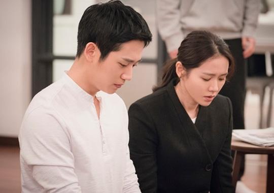 How do you devalue Son Ye-jin like this? [=Jeong Deok-hyun] JTBC gilt drama Something in the Rain finally started the hateful act of Kim Miyeon (Hae-yoen Gil).It was already announced from the time when Lee Gyu-min (Oh Ryeong), the ex-boyfriend of Yoon Jin-ah (Son Ye-jin), was taken as if he were a son-in-law.She had been a mother who had invited him to the house to see how much people she had not seen, to continue to come and do stalkers after the breakup, and even to invite him to the house to see the eerieness of putting the intimate photographs he had taken in a flower basket.Kim Miyeon was not seen by people, but by the background of the person, and thats why both parents and brothers were from Seoul National University and rich from a skeleton family.So, my mother who shows the end of this snob will not accept Seo Jun-hee (Jeong Hae-in).Seo Jun-hee, who has lived alone with her sister Seo Kyung-sun (So Ji-yeon) because of her father who died after her mother died.This snob mother hates the background of such a Seo Jun-hee. Of course, she pretends to take care of it as if it is a family on the outside.So when I know that my daughter and Seo Jun-hee are dating, I go to the race and say with a smile.I think they are doing well and they are doing well, he said to the contest, Jun-hee should still be tough and catch well.I talked with a smile, but it is not a race that I can not understand.Kim Miyeon, who has always been treated like a mother, can not say anything, and he quietly swallows tears alone.But Kim Miyeon, who came home with such a smile, reveals the snobbish inner world, saying, Where are you!Then he forced Yoon Jin-ah to face him, and in fact, from the perspective of viewers, he might not understand this mothers snobbishness.It is because it is considered a blessing if it is an elderly daughter and is loved by a healthy young man like Seo Jun-hee.However, when viewed through drama, the muscularity that is pointed is unexpectedly seen in real life because the snobbishness tends to be justified in the justification of for the future of the daughter.