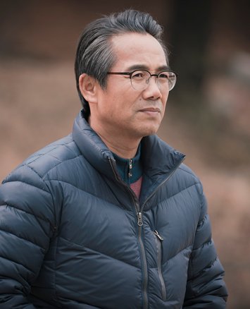 Yoon Sang (Oman Seok), a father of Son Ye-jin (Yoon Jin-ah), is a wonderful father in the JTBC gilt drama Bob Good Sister. The reason why I say that Yoon Sang is cool is not the Father image made in the drama but the realistic Real Father.It is good as a father in this age that is not processed in style. It is a father who infinitely supports the fact that his daughter is good.He had known that his daughter, Yun Jin-a (Son Ye-jin), loved her friend, Seo Jun-hee (Lee Hae-in). But he waited.I kept waiting for her to speak.When she knelt down to Father, she understood her daughters heart. Father in his 60s, who talked to his 30s.The grown-up daughters of this land may have thought, I wish I had such a father. From the point of view of Father, it is very difficult to satisfy both Jung Hae In and third parties (viewers) who will marry with their child (Son Ye-jin) in the issue of marriage.Im bending my arms inside. Im a friend with Jina, but Im the one whos the one.Like Seo Kyung-sun, who tells his younger brother Jung Hae In (Seo Jun-hee), I cant see blood in your eyes. As we saw in the trailer, You dont meet my standards, said Hae-yoen Gil, wife who opposes marriage to daughter and Jung Hae In. I dont forget that Im her husband.She tells her daughter to understand her mothers intentions,  (what she does) wants you to be good. But she constantly persuades her wife to be on her side.They have an idea. Well see. What happens when you two get better? Love.I know what love is. Yoon Sang is a father that is common in Korea in terms of circumstances.She worked hard at work and retired from retirement, but she has to be seen by her wife because she has become a three-way house.The above is increasingly shrinking at home and routine is free: I am not used to living without a business card or a job, so I am not used to new life.