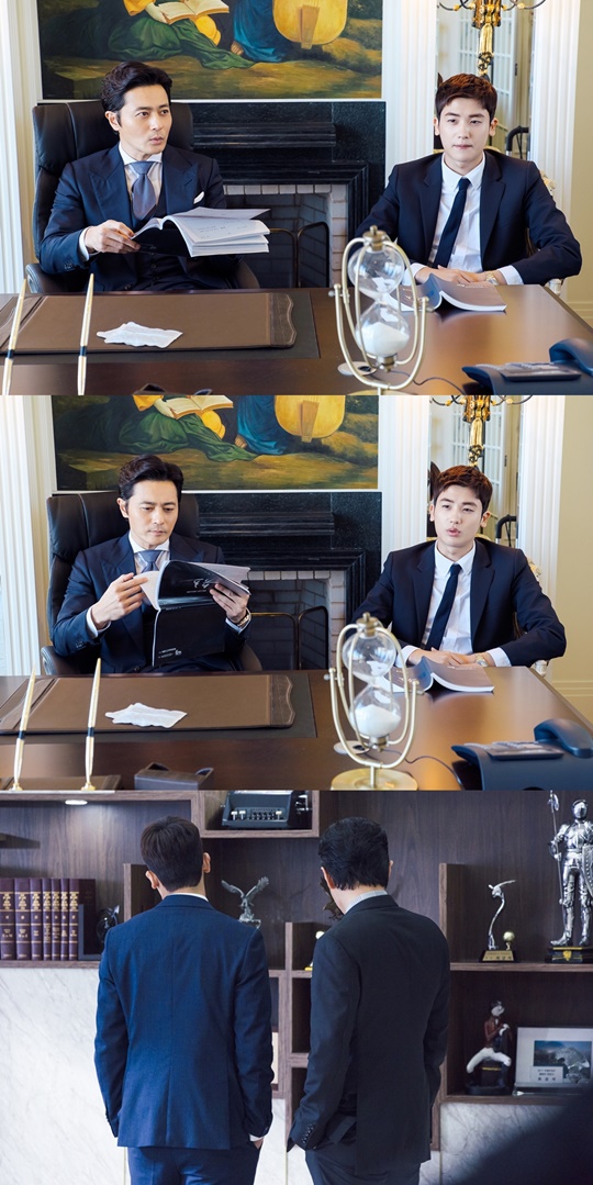 The behind-the-scenes footage of Suits Jang Dong-gun and Park Hyung-sik was captured. On the 29th, KBS2 tree drama Suits (playplayplayplayplay by Kim Jung-min and director Kim Jin-woo) released behind-the-scenes cuts of actors Jang Dong-gun and Park Hyung-sik.The most explosive reaction in Suits is the romance of Jang Dong-gun of Miniforce Seok and Park Hyung-sik of Ko Yeon-woo.Two men, who seem to resemble each other, appeared in a drama, showing the aura and presence that fill the screen, and robbed the Korean woman.The chewy smoke breathing of two men, who are as attractive as Suits pit, is also attracting admiration. The behind-the-scenes cut released by the production team included two people preparing to shoot.You can get a glimpse of the teamwork of two actors who are cheerful, such as watching the script side by side while the camera is not running.In addition, a special romance that they showed in the play can be guessed. The actual Jang Dong-gun and Park Hyung-sik actually have a lot of conversation about scenes and characters in the play every time they get in the field.It seems that this is a wonderful and perfect scene, and not only is it the breath of the two actors, but the atmosphere of the scene is also good enough to keep laughing.The staffs are also continuing to shoot with joy. In the first and second sessions of Suits, the legendary lawyer Miniforce and the fake new lawyer Ko Yeon-woo met and played their first combo play.A lot of attention is focused on the story of the two people who will start full-scale romance starting with this: every Wednesday and Thursday night at 10 pm.