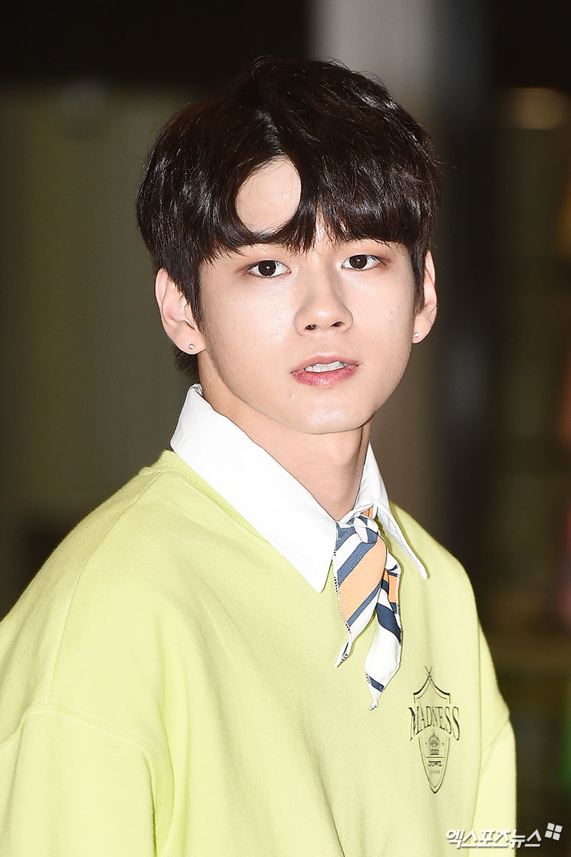 Wanna One Ong Seong-wu, who attended the Wanna One Fan signing event held at Innisfree headquarters in Yongsan-gu, Seoul on the afternoon of the 28th, has a photo time.  Simkung Eye Contact  Returned Sleight Ong  Sleight is the only thing  Sleight is hit  I will hit  Cute  Sleight, applause, and my heart is also a visual