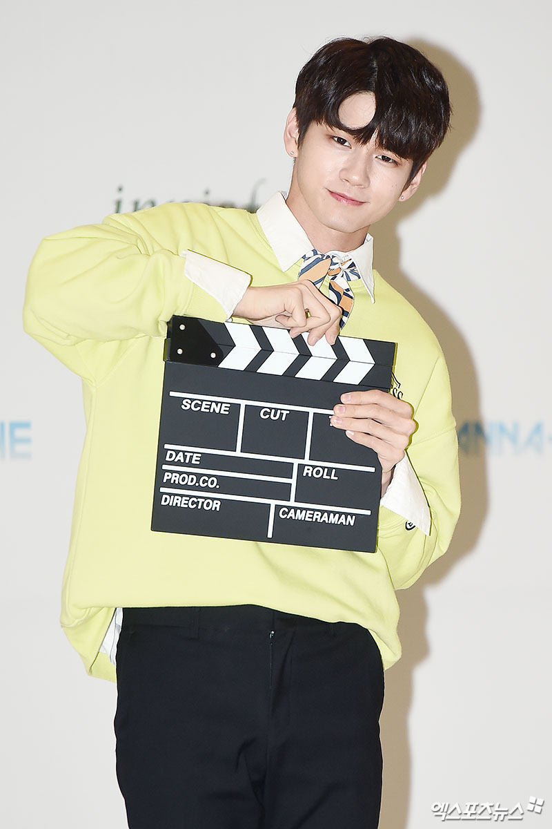 Wanna One Ong Seong-wu, who attended the Wanna One Fan signing event held at Innisfree headquarters in Yongsan-gu, Seoul on the afternoon of the 28th, has a photo time.  Simkung Eye Contact  Returned Sleight Ong  Sleight is the only thing  Sleight is hit  I will hit  Cute  Sleight, applause, and my heart is also a visual