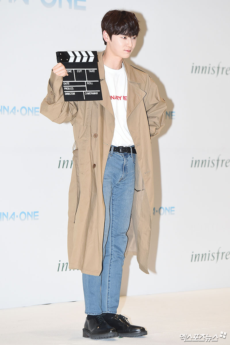 Wanna One Hwang Min-hyun, who attended the Wanna One Fan signing event event ceremony held at Innisfree headquarters in Yongsan-gu, Seoul on the afternoon of the 28th, has a photo time.  Trench coat flying  Campus is a senior  Face is genre and movie itself  Five stars, five hundred stars out of five points  This face, thumb chuck  Visual A +