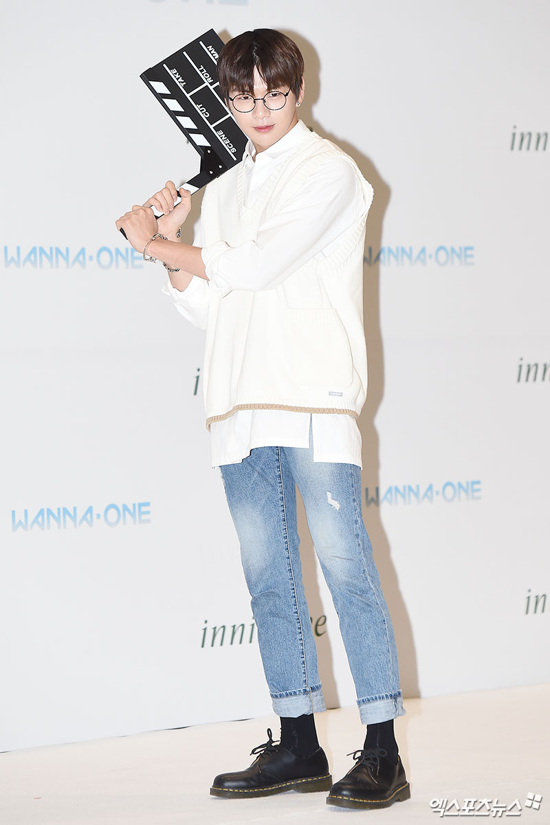 Wanna One Kang Daniel, who attended the Wanna One Fan signing event held at Innisfree headquarters in Yongsan-gu, Seoul on the afternoon of the 28th, has a photo time.  Slate like baseball bat  New white moyed  I have fallen into baseball these days  I have all the eyes   Support Heart  Call me the city and Club Universitario de Deportes.
