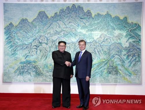 문재인 대통령(오른쪽)과 김정은 북한 국무위원장 [연합뉴스 자료사진]