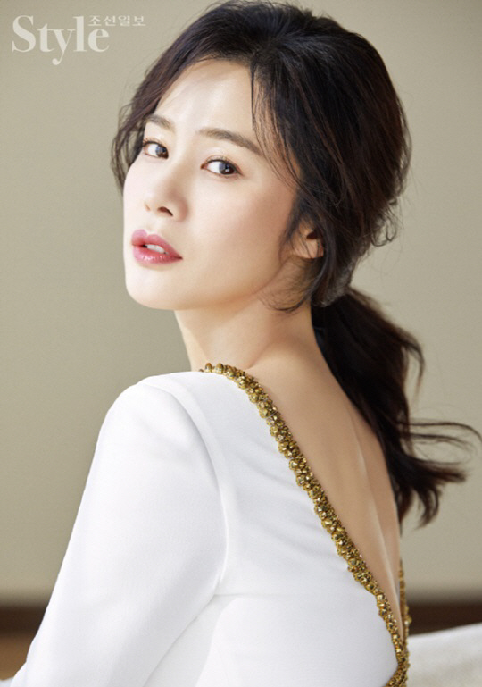 The May issue of the 30-day magazine Style Shipbuilding presented the Beauty pictorial with the pure yet elegant charm of Kim Hyo-jo with the global beauty brand Lancome.Kim Hyun-joo in the picture showed off the dignity of a beautiful actress with deepened eyes and a subtle sparkling lip Make up.Kim Hyun-joo, who has been added to the beauty and lovely charm and luxurious atmosphere while he has been unchanged, is the back door that captivated the atmosphere of the filming scene with a bright smile. Meanwhile, Kim Hyun-joo plays the role of Sun Hye-jin in KBS 2TV monthly drama Miracle We met