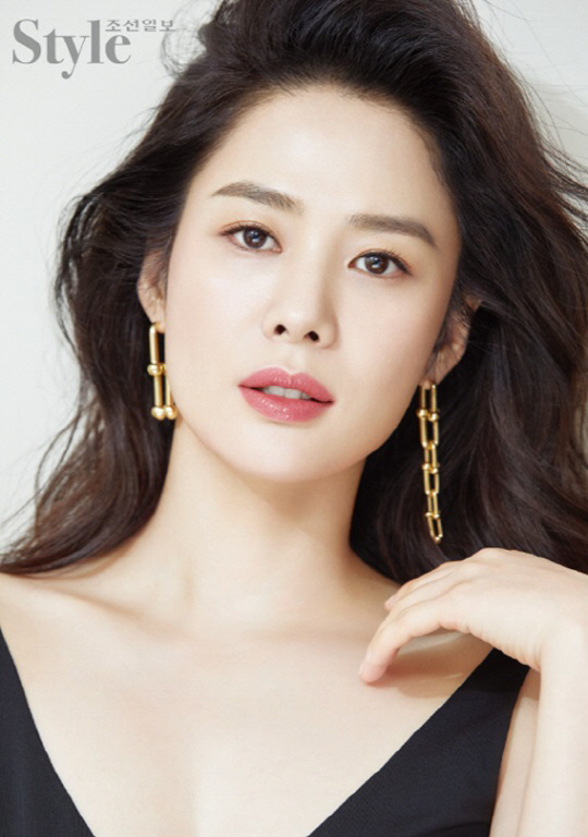 The May issue of the 30-day magazine Style Shipbuilding presented the Beauty pictorial with the pure yet elegant charm of Kim Hyo-jo with the global beauty brand Lancome.Kim Hyun-joo in the picture showed off the dignity of a beautiful actress with deepened eyes and a subtle sparkling lip Make up.Kim Hyun-joo, who has been added to the beauty and lovely charm and luxurious atmosphere while he has been unchanged, is the back door that captivated the atmosphere of the filming scene with a bright smile. Meanwhile, Kim Hyun-joo plays the role of Sun Hye-jin in KBS 2TV monthly drama Miracle We met