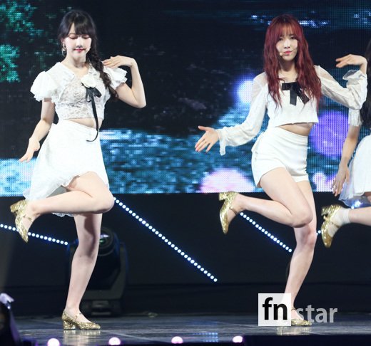 The sixth mini album Time for the moon night release memorial show which was held at the Jesus 24 live hall in Seoul on 30th afternoon by Dance Group GFriend (wish, Yerin, Ginga, Yuju, SinB, thumb) I participated in the case.The title song Night is a song that solves the person who loves time, the time to become centimeters is only GFriend solved with sensitivity
