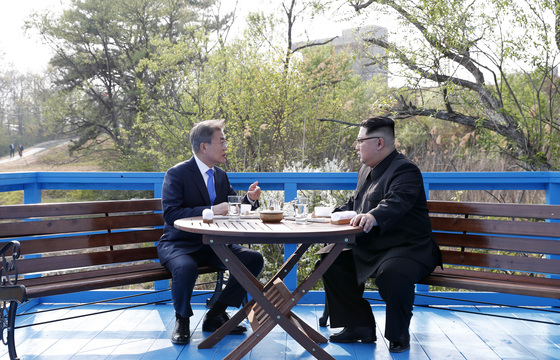 문재인 대통령(왼쪽)과 김정은 국무위원장이 도보다리 위에서 담소를 나누고 있다. [청와대사진기자단]