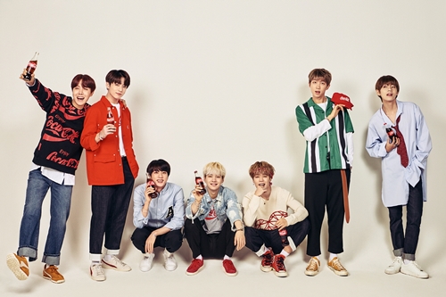 Coca-Cola - Coca-Cola, who has been the official sponsor of FIFA World Cup and has been thrilling happiness in everyday life for 130 years, has selected Global Big Scene BTS as a new campaign model. BTS will start with the 2018 World Cup in Russia, BTS was the first K-pop group to win the Top Social Artist Award at the United States of America Billboards Music Awards last year.LOVE YOURSELF Her album set the highest record of Korean singers at 7th place on the United States of America Billboards main chart Billboards 200.This year, he is also making a BTS syndrome for all Worlds, including being nominated for the United States of America Billboards Music Awards. BTS, also called Anxious Carbon Boys due to its spectacular performance, full of energy and excitement on stage, It well coincides with image including passion etc.Coca-Cola - Coca-Cola, a brand that is loved by all World people and makes special moments with precious people, and the most noteworthy global idol group are expected to meet and create synergy. Coca-Cola official said, The enthusiasm of the World Cup and the enthusiasm of the power and music on the stage of BTS are enjoyed by the former World Coca-Cola-Cola will work with BTS to make it possible for consumers to have a more special and exciting experience this summer, starting with the FIFA World Cup, he said.
