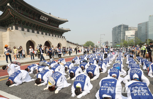 【서울=뉴시스】권현구 기자 = 30일 오후 서울 종로구 광화문광장에서 열린 '발달장애 국가책임제 도입을 촉구하는 광화문 만인소'에 참석한 전국장애인부모연대 관계자들이 삼보일배를 하며 청와대로 향하고 있다. 2018.04.30. stoweon@newsis.com