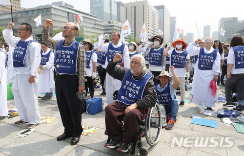 【서울=뉴시스】권현구 기자 = 30일 오후 서울 종로구 광화문광장에서 열린 '발달장애 국가책임제 도입을 촉구하는 광화문 만인소'에 참석한 전국장애인부모연대 관계자들이 발달장애 국가책임제를 촉구하는 구호를 외치고 있다. 2018.04.30. stoweon@newsis.com