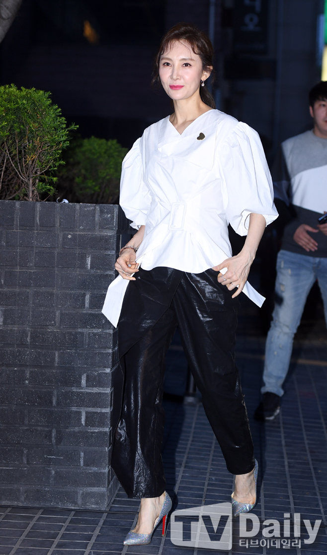 Chae Shi-ra 'Gangnam District Street's sweeping look'