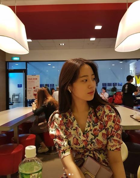 Singer Heo Young has released a Travel photo.Heo Young posted two photos on his instagram on the afternoon of the 30th, with a hashtag called macau. In the photo, Heo Young is wearing a dress with a floral pattern in a white background in a restaurant.I am staring at somewhere with my long hair hanging down, and the figure gives me innocence.Meanwhile, Heo Young has recently collected topics by acknowledging his devotion to 13-year-old Ha Hyun-woo.Recently, he also cheered on the Couple by referring to a program featuring Ha Hyun-woo on Instagram. / Photo = Heo Young Instagram
