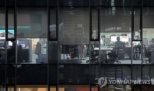 근로시간 단축법 국회 본회의 통과 (서울=연합뉴스) 김인철 기자 = 지난 2월 28일 오후 국회에서 열린 본회의에서 주당 법정 근로시간을 현행 68시간에서 52시간으로 단축하는 내용의 근로기준법 개정안이 통과됐다. 사진은 이날 오후 서울 시내의 한 사무실에서 야근하는 직장인들 모습. 2018.2.28      yatoya@yna.co.kr