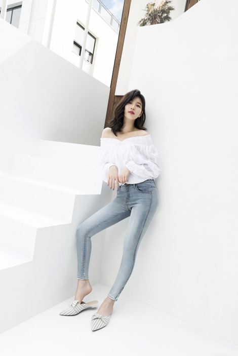 Lee Dong Wook ♥ Bae Suzy, White jeans and Blue jeans are perfect Beautiful touch Bae Suzys Blue jeans pictures were released.Total lifestyle brand GUESS (hereafter Guess) together with Bae Suzy Super Pit summer photo album released to the topic.Better yet more mature beauty, attractive pose Bae Suzy and pure white ton toned background intersects to impress.In this photograph, denim pants which have further emphasized each Sun-Mi of Bae Suzy especially attracts a gaze.Bae Suzy drew attention to Blue jeans by dressing in perfect style even wearing only white T-shirts