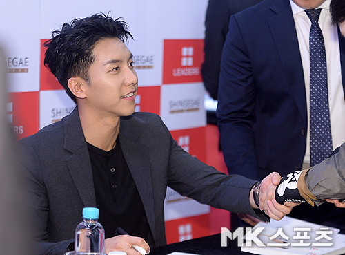 Singer and actor Lee Seung-gi held a Fan signing event event ceremony at Myeong-dong, Johnny Rockets in Jung-gu, Seoul on the afternoon of the 1st. Lee Seung-gi is shaking hands with fans.