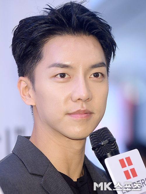 Singer and actor Lee Seung-gi held a Fan signing event event ceremony at Myeong-dong, Johnny Rockets in Jung-gu, Seoul on the afternoon of the 1st.