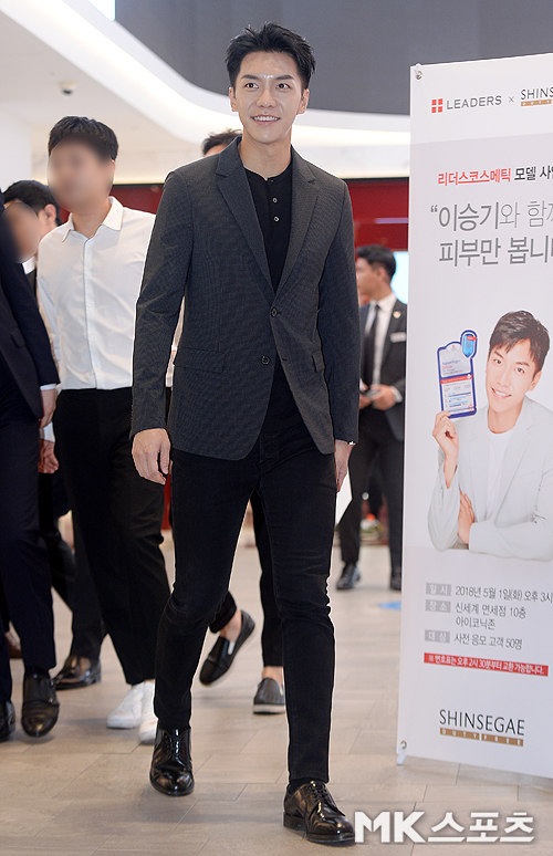 Singer and actor Lee Seung-gi held a fan signing event at Johnny Rockets Myeong-dong, Jung-gu, Seoul on the afternoon of the 1st.Lee Seung-gi is entering the Fan signing event.