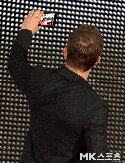 Hollywood actor Ryan Reynolds is taking a selfie at the Deadpool 2 red carpet event held at Lotte Cinema World Tower in Sincheon-dong, Songpa-gu, Seoul on the afternoon of the afternoon.The movie Deadpool 2 starring Ryan Reynolds is a story about the story of the hero Deadpool, which is the most attractive in Marvels history, which is heavily armed with basic, outspoken gestures and humor, as it meets the hero cable of crisis from the future and forms an unwanted team.