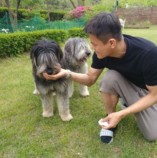 Singer J. Y. Park has been in the mood for a long time.J. Y. Park said on his SNS on the 1st, # JYPhouse #Sapsali #Sapsali Two Sapsali who came to my house.This wonderful, cute and lovely dog is even a Korean native dog! Gosh  and posted several photos taken with Sapsali in the front yard.J. Y. Park recently appeared on JTBC Knowing Brother with GOT7 and collected topics.