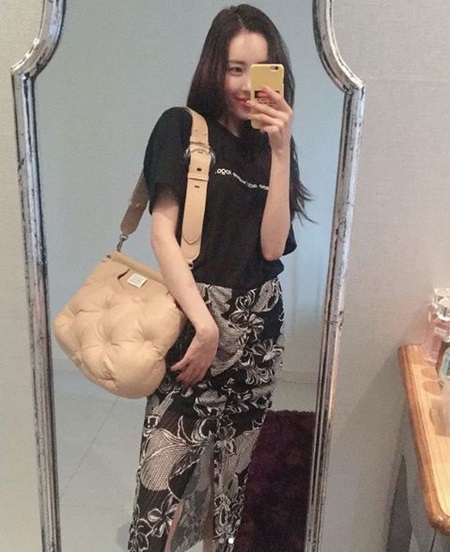 Singer Sunmi from Wonder Girls showed off her girl crush charm.Sunmi posted two photos on his instagram on the 1st, A birthday gift from phrase.Sunmi recently released Solo song Gashina and has gained great popularity.Sunmi will appear on JTBC4s new reality program Secret Sister, which will be broadcast on the 4th.