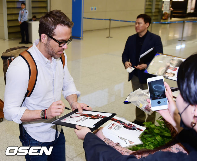 Lion Reynolds, the main actor of the movie Deadpool 2 on the first day of the morning, made his first visit through the Incheon International Airport.Lion Reynolds, who passed the arrival hall, is signing autographs to fans gathered at the airport.