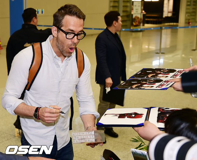 Lion Reynolds, the main actor of the movie Deadpool 2 on the first day of the morning, made his first visit through the Incheon International Airport.Lion Reynolds, who passed the arrival hall, is signing autographs to fans gathered at the airport.