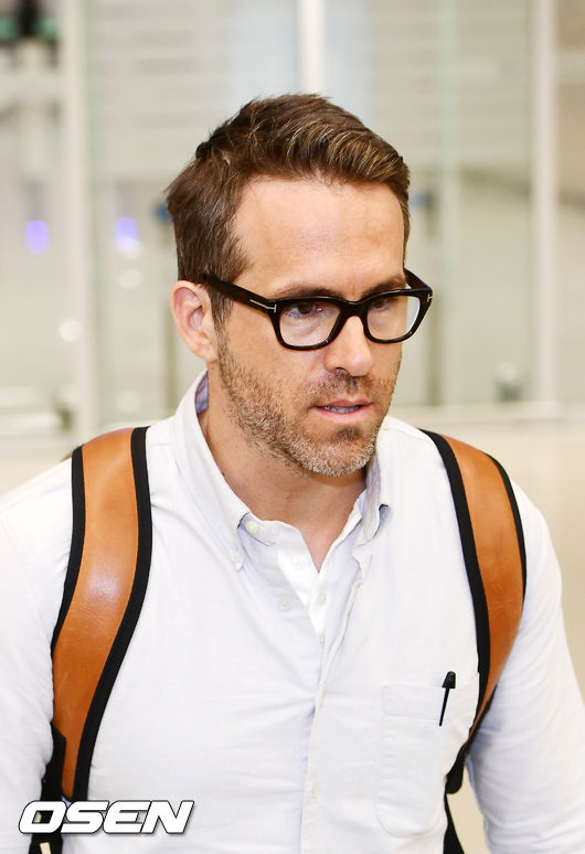 Lion Reynolds, the main actor of the movie Deadpool 2 on the first day of the morning, made his first visit through the Incheon International Airport.Lion Reynolds, who passed the arrival hall, is signing autographs to fans gathered at the airport.