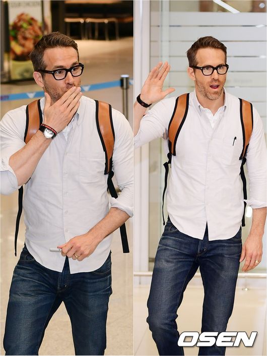 Lion Reynolds, the main actor of the movie Deadpool 2 on the first day of the morning, made his first visit through the Incheon International Airport.Lion Reynolds, who passed the arrival hall, signs autographs after sending greetings and Ipkiss to fans.